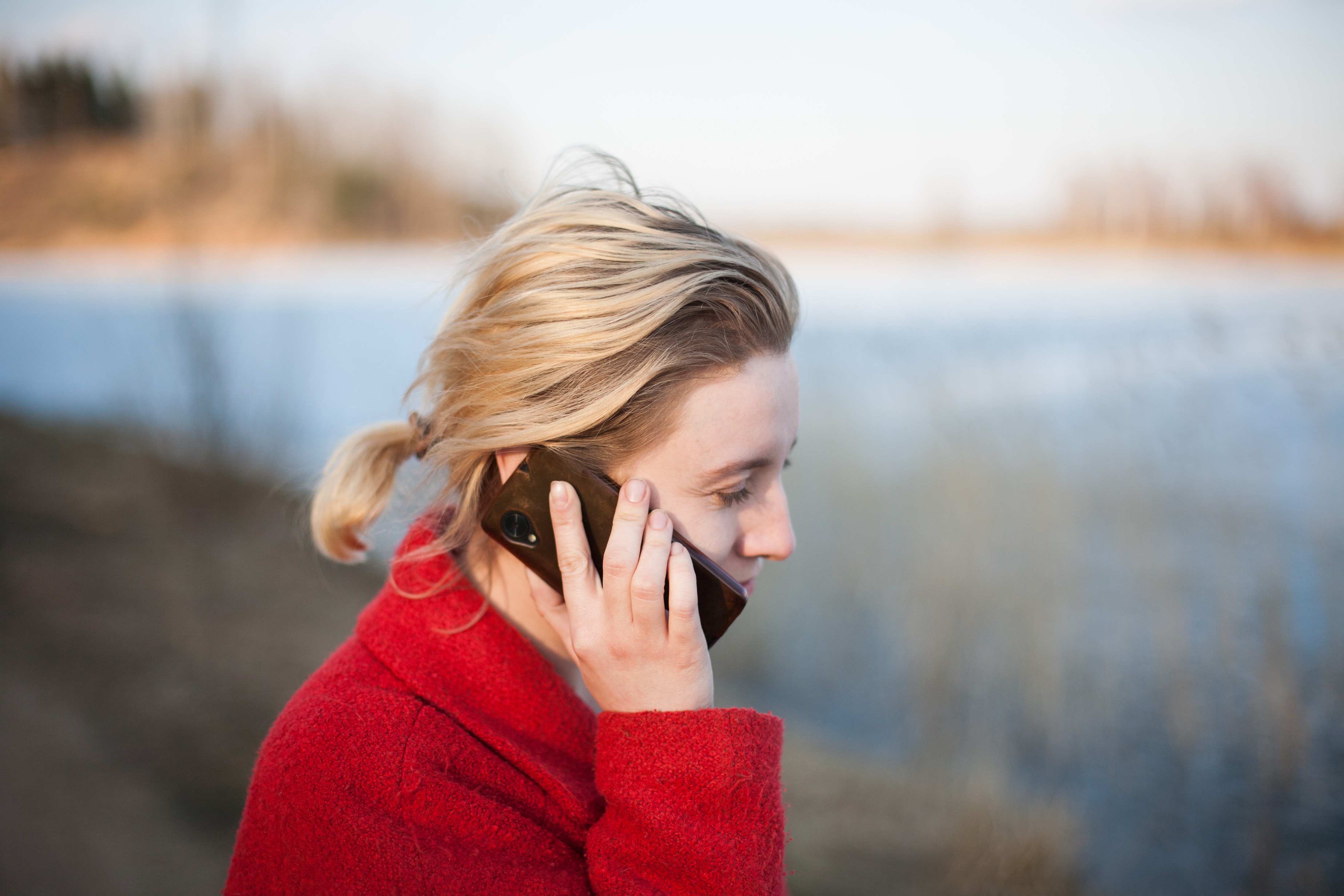 Person, die mit ihrem Handy telefoniert